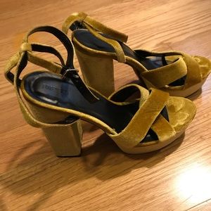 🎷Mustard Yellow Velvet Heels🎷